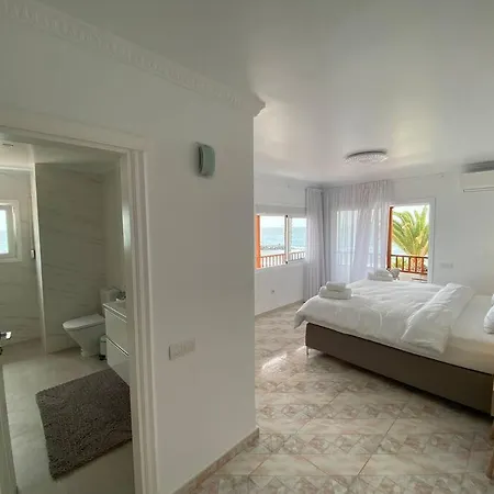 Tranquila, Playa Del Duque Holiday home *